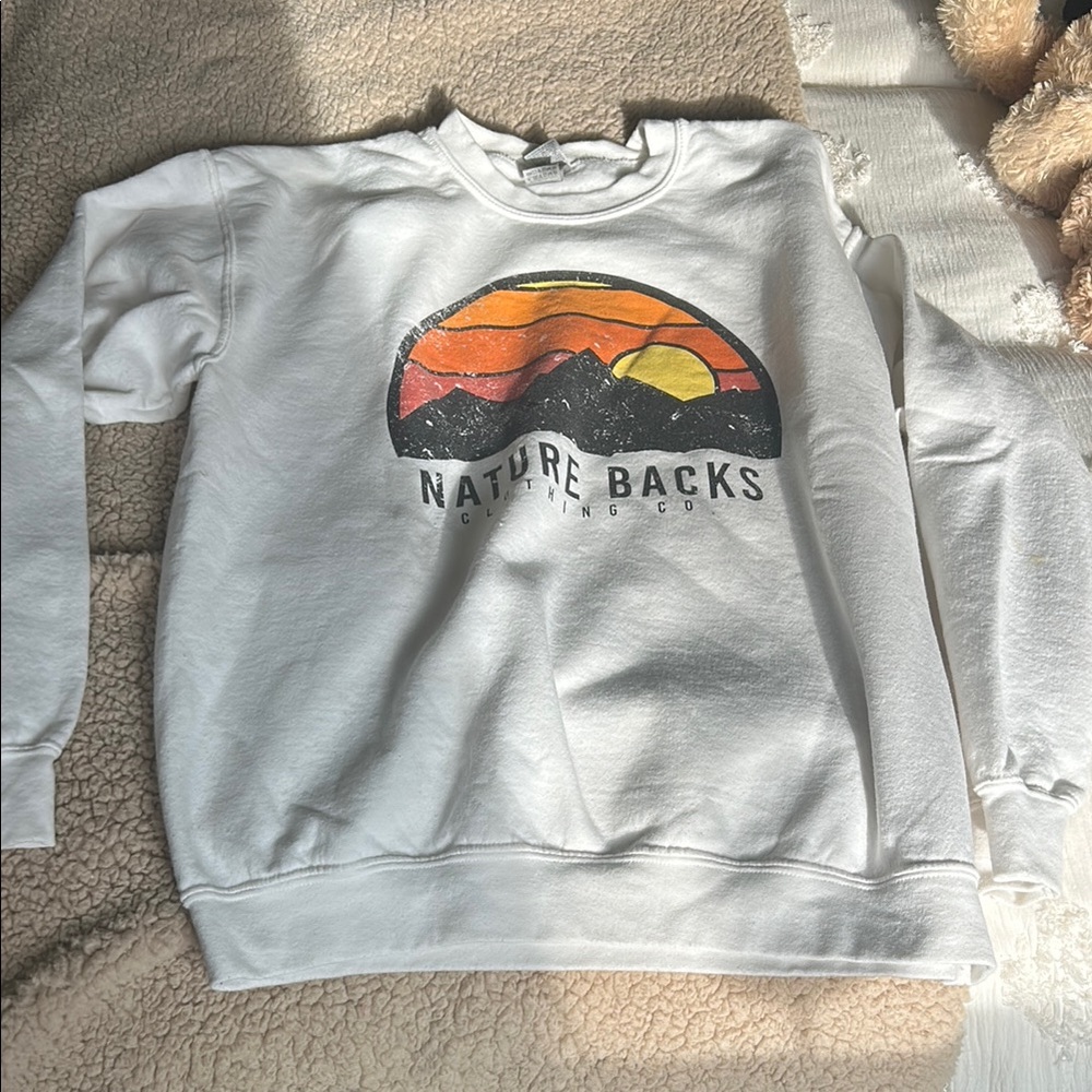 Nature Backs White Sweatshirt with Mountain Graphic